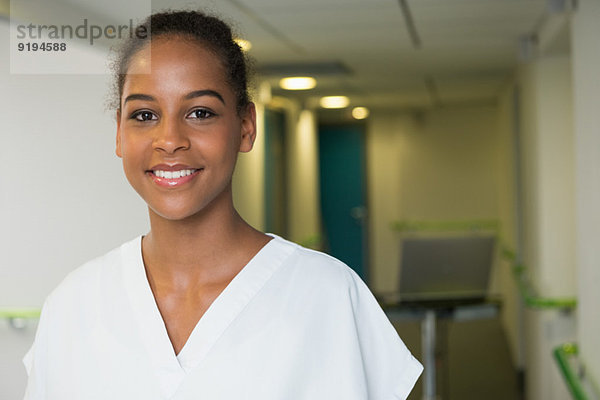 Porträt einer Krankenschwester lächelnd im Krankenhausflur