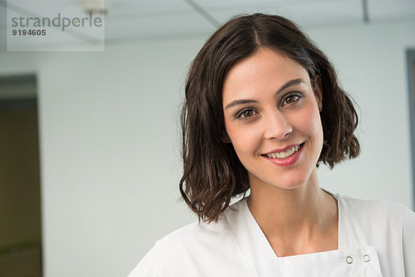Porträt einer Krankenschwester lächelnd im Krankenhaus