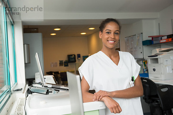 Porträt einer Krankenschwester lächelnd im Schwesternbüro