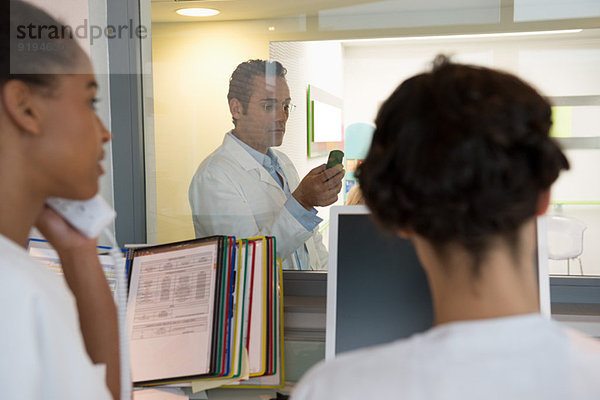 Beschäftigte Krankenschwestern im Büro