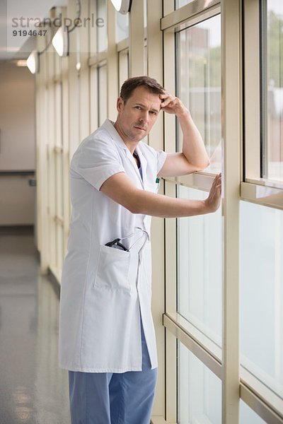 Porträt eines männlichen Arztes beim Denken