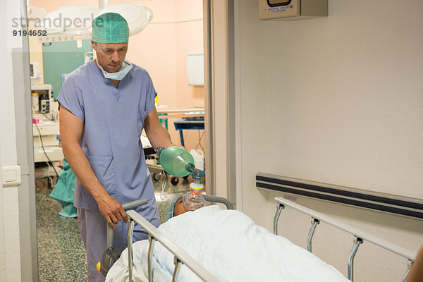 Chirurg bringt Patient in den Operationssaal