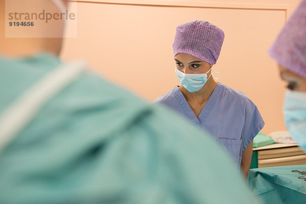 Medizinisches Team  das eine Operation in einem Operationssaal durchführt