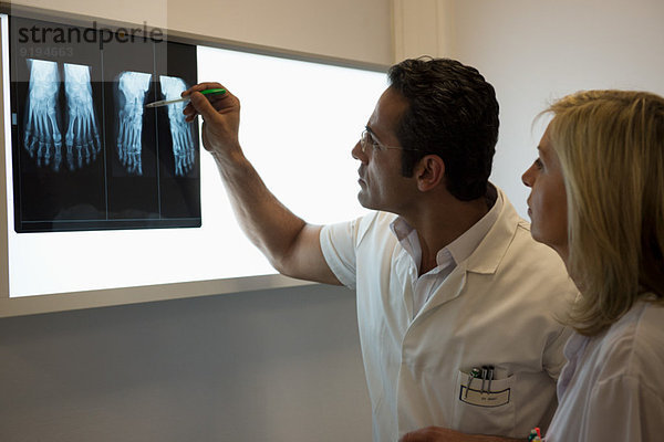 Ärzte untersuchen Röntgenbericht im Krankenhaus