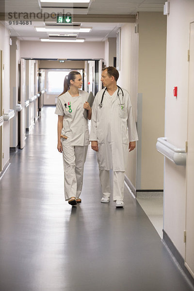 Ärztin und Krankenschwester auf dem Flur eines Krankenhauses