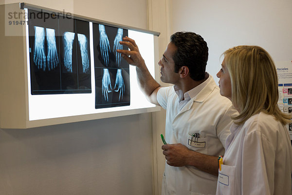 Ärzte untersuchen Röntgenbericht im Krankenhaus