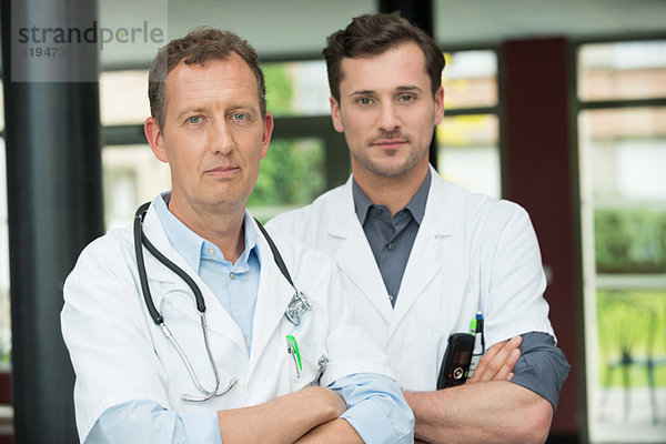 Portrait von zwei männlichen Ärzten