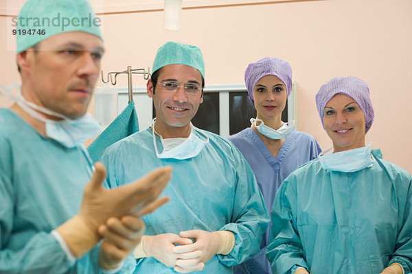 Medizinisches Team lächelt im Operationssaal