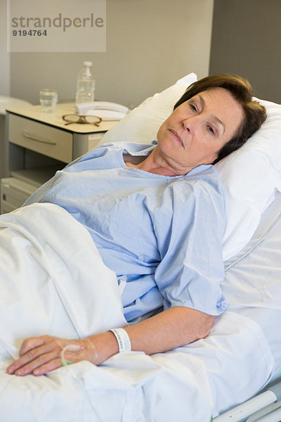 Frau im Krankenhausbett liegend