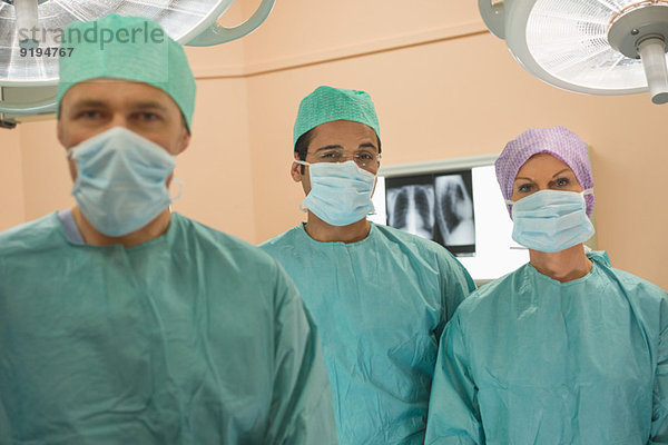 Chirurgen im Operationssaal