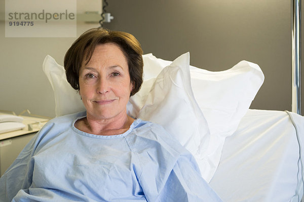 Frau im Krankenhausbett sitzend