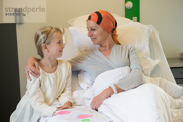 Mädchen mit ihrer kranken Mutter im Krankenhaus