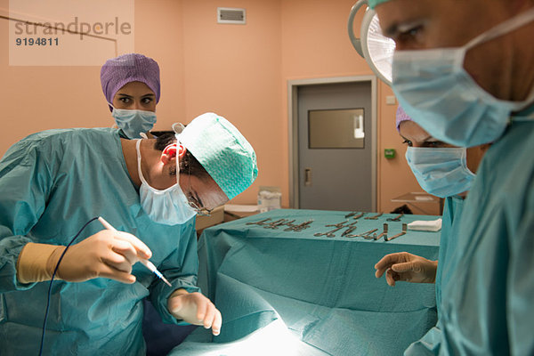 Medizinisches Team  das einen Patienten in einem Operationssaal operiert