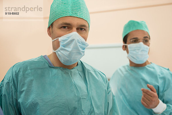 Zwei männliche Chirurgen in einem Operationssaal