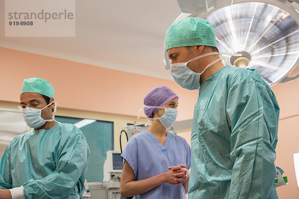Medizinisches Team bei der Vorbereitung einer Operation im Operationssaal