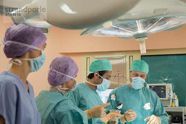 Medizinisches Team  das eine Operation in einem Operationssaal durchführt
