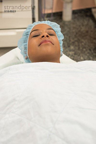 Patientin auf einer Trage im Operationssaal liegend
