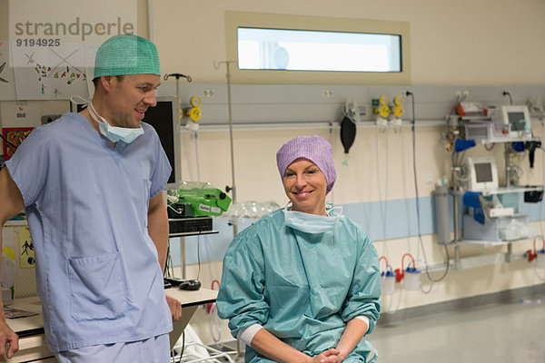 Chirurgen und Chirurginnen im Aufwachraum