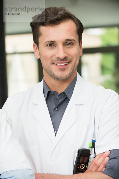 Porträt eines lächelnden Arztes