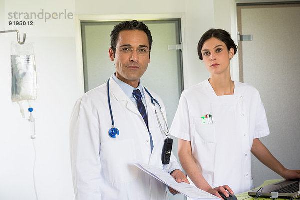 Porträt eines Arztes und einer Krankenschwester im Krankenhaus