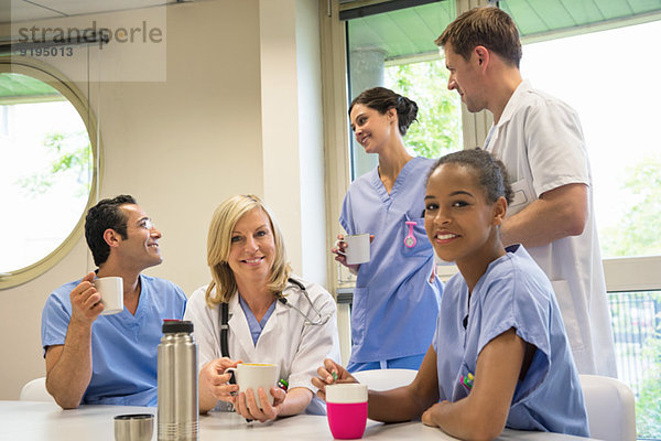 Ärzte und Krankenschwestern bei der Kaffeepause in der Krankenhauskantine