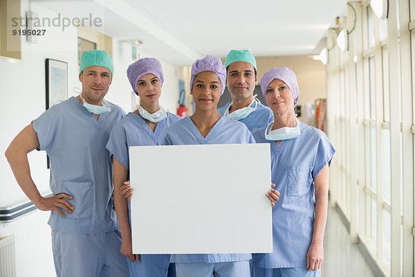 Medizinisches Team mit einem Whiteboard
