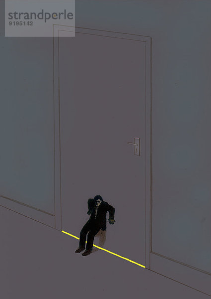 Geschäftsmann kämpft in der Nacht darum eine Tür zuzuhalten