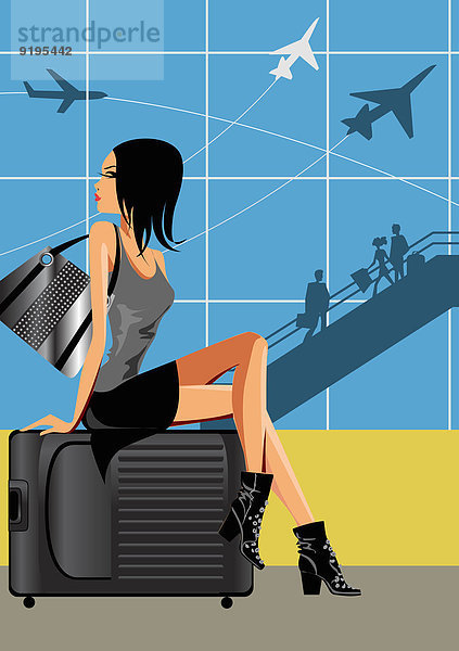 Schöne Frau sitzt am Flughafen auf ihrem Gepäck