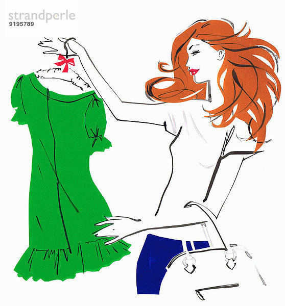 Schöne Frau bewundert beim Einkaufen ein grünes Kleid