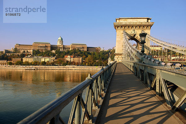 Kettenbrücke  hinten der Burgberg  Budapest  Ungarn