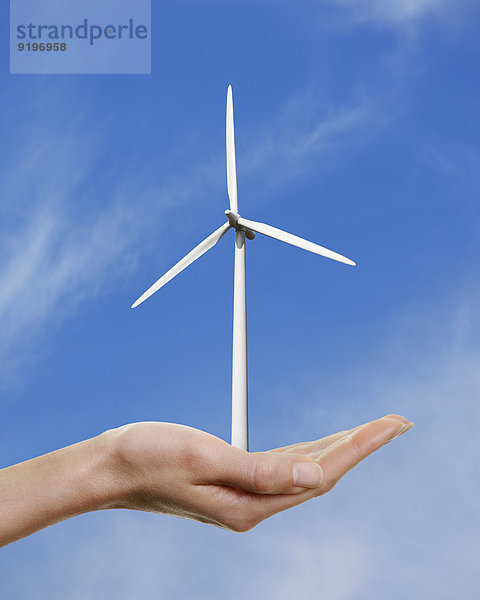 Windturbine Windrad Windräder Frau Himmel halten blau