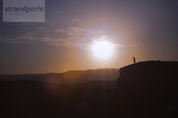 Mensch an Talkante  Sonnenuntergang  Valle de la Luna  San Pedro de Atacama  Chile