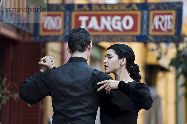 Straßentänzer  Paar tanzt Tango  La Boca  Buenos Aires  Argentinien