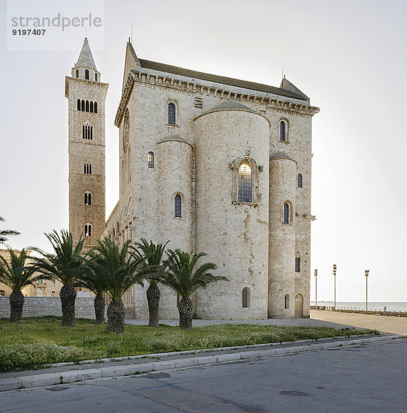 Ostseite mit Querhaus  Hauptapsis und Seitenapsiden  gotische Normannenkirche  Meereskathedrale  Cattedrale San Nicola Pellegrino  11. Jh.  Trani  Provinz Bari  Apulien  Italien