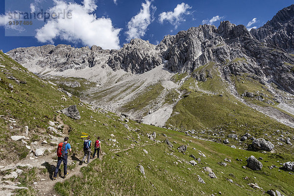 Bergsteiger beim Zustieg zum Imster Klettersteig  Aufstieg auf den Maldonkopf in den Lechtaler Alpen  hinten der Maldonkopf  Hochimst  Imst  Tirol  Österreich