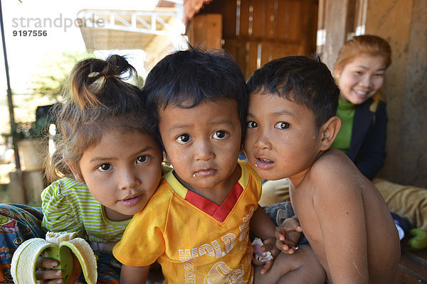 Kambodschanische Kinder  zwei Jungen und ein Mädchen  Banlung  Provinz Ratanakiri  Kambodscha