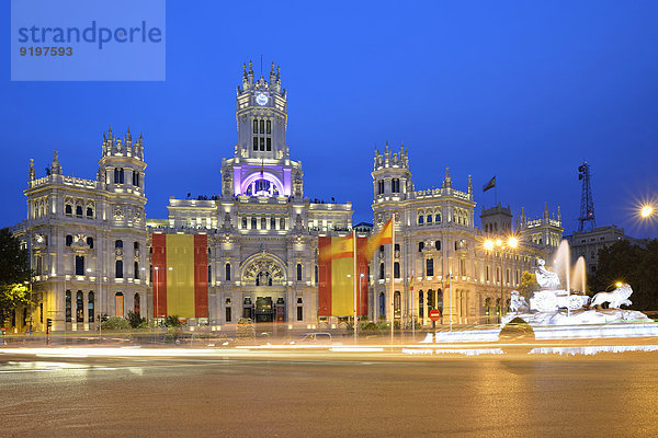 Feiertagsbeflaggung des Palast Palacio de Comunicaciones  auch Palacio Nuestra Señora de Correos  ehemaliges Hauptpostamt  Plaza Cibeles  Abendstimmung  Madrid  Spanien