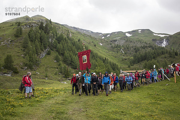 Großglockner-Wallfahrt von Fisch und Rauris  Land Salzburg  nach Heiligenblut  zu Hl. Peter und Paul  hier Wallfahrer beim Abstieg nach Heiligenblut  Kärnten  Österreich