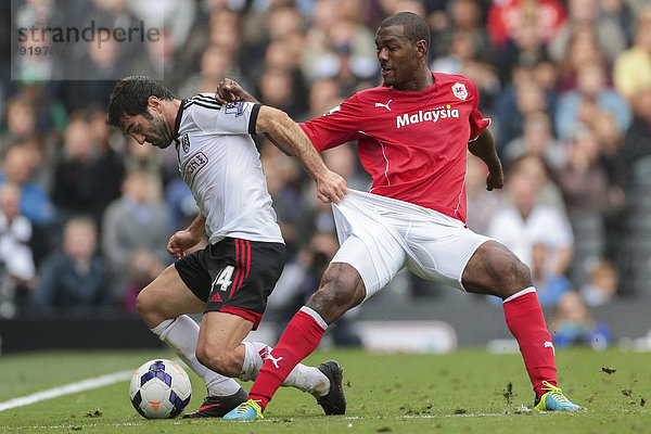 Giorgo Karagounis  No.14 von Fulham  und Kevin Theophile-Catherine  Nr. 28 von Cardiff  im Zweikampf um den Ball bei einem Premier-League-Spiel zwischen Fulham FC und Cardiff City  im Stadion Craven Cottage  London  England  Großbritannien