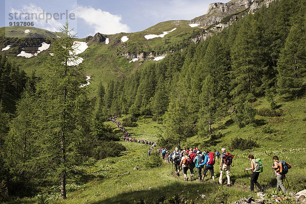 Wallfahrer im Seidlwinkltal  Litzlhof Alm  Großglockner-Wallfahrt von Fisch und Rauris  nach Heiligenblut  Kärnten  zu Hl. Peter und Paul  Land Salzburg  Österreich