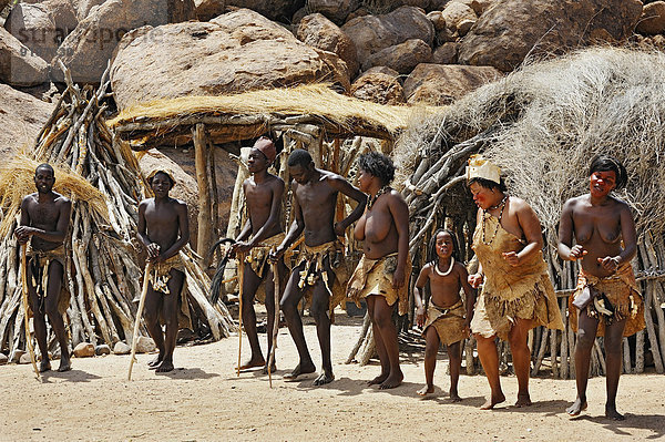 'Tanz der Eingeborenen  ''Lebendes Museum der Damara''  bei Twyfelfontein  Namibia'
