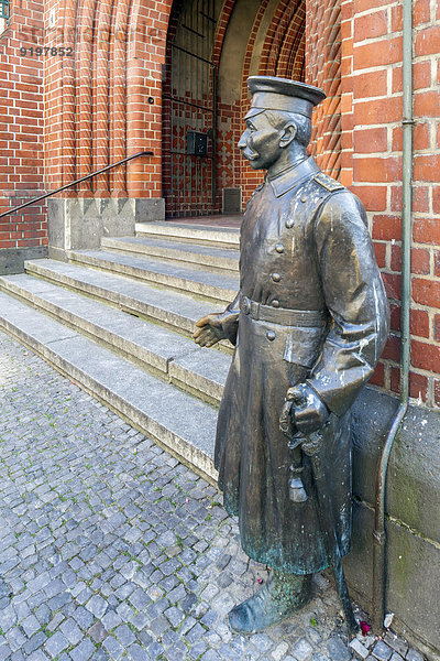 Denkmal Hauptmann von Köpenick vor Rathaus Köpenick  Backsteingotik  Köpenick  Berlin  Deutschland