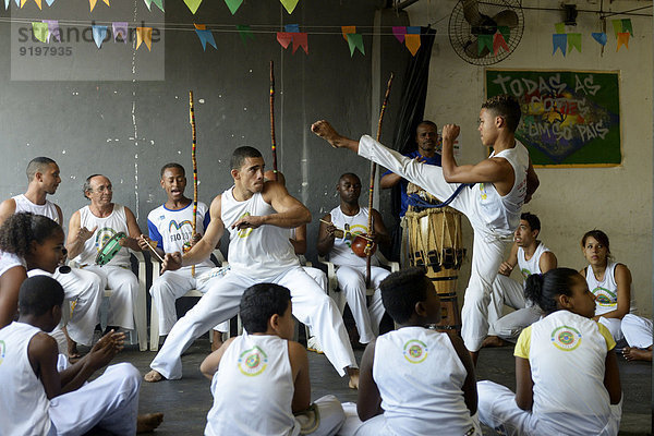 Capoeira  afro-brasilianischer Kampftanz  in einem Sozialprojekt für Kinder und Jugendliche  Armenviertel Favela Mangueirinha  Duque de Caxias  Rio de Janeiro  Brasilien