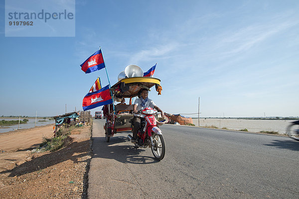 Kambodschanische Mönche und Novizen auf einem Tuktuk mit buddhistischen Fahnen und Nationalflaggen Kambodschas bei einem Demonstrationszug  Kampong Cham Provinz  Kambodscha