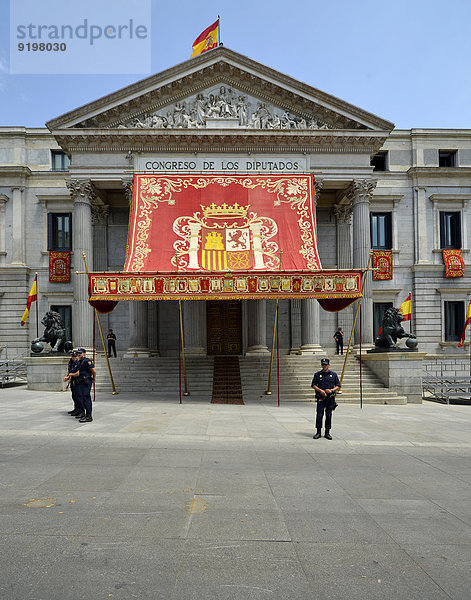 Königlicher Baldachin vor Parlamentsgebäude zu Ehren der Krönungsfeier von König Felipe VI  Abgeordnetenhaus Congreso de los Diputados  Teil des Parlaments Cortes Generales  Madrid  Spanien