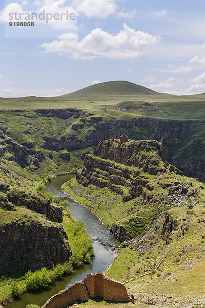 Fluss Arpa oder Arpa Çay?  Grenzfluss nach Armenien  hinten die Mädchenfestung K?z Kalesi  ehemalige armenische Hauptstadt Ani  Kars  Seidenstraße  Ostanatolien  Anatolien  Türkei