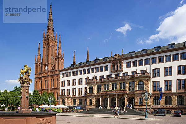 Marktbrunnen  neugotische Marktkirche  Neues Rathaus  Schlossplatz  Wiesbaden  Hessen  Deutschland