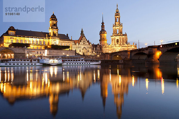 Fluss Elbe  Katholische Hofkirche und Schloss  Dresden  Sachsen  Deutschland