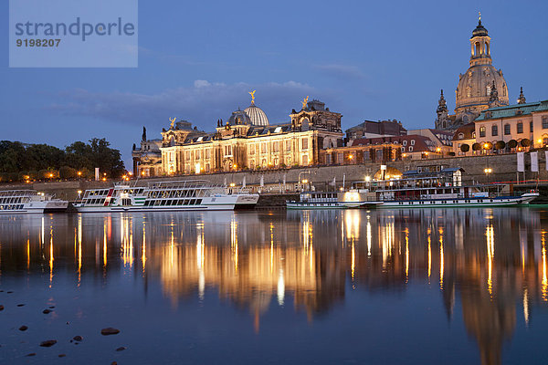 Elbufer mit Brühlscher Terrasse  Kunstakademie  Frauenkirche und Ausflugsbooten  Dresden  Sachsen  Deutschland