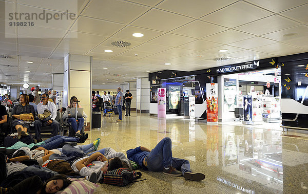Überfüllte Wartezone  Gates  übermüdete Fluggäste  Duty-Free Zone  Flughafen Madrid-Barajas  Madrid  Spanien
